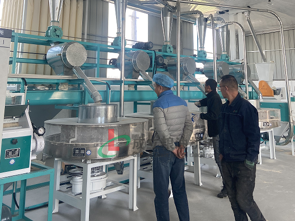 鶴壁客戶(hù)訂購(gòu)4+2組石磨面粉機(jī)，運(yùn)行良好